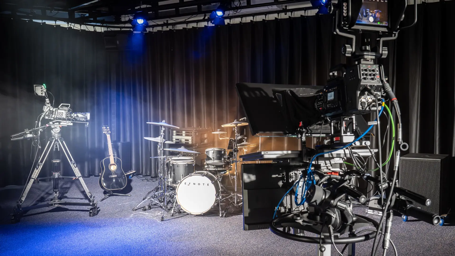 Echte Studio4x-Produktionsfläche in Braunschweig mit URSA Broadcast Kamera, Pedestal, Teleprompter, Studiolicht und vorbereitetem Set