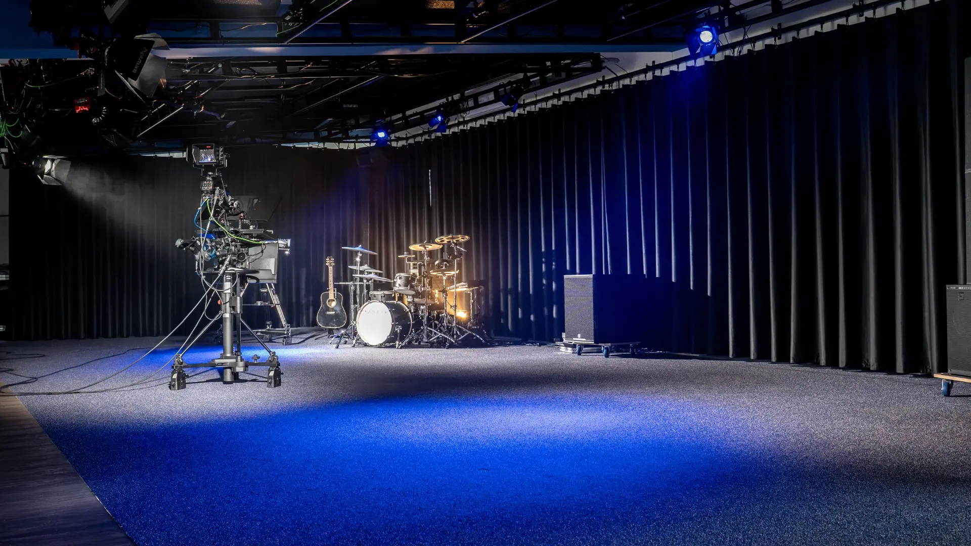 Große Studiofläche von Studio4x in Braunschweig mit Broadcastkamera, Teleprompter, Studiolicht und freier Spielfläche